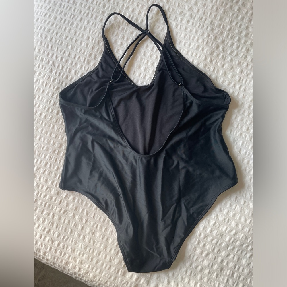 Low Back One Piece Swimsuit : MIMI & AUGUST